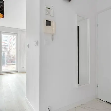 Apartament Przy Dworcu Swiebodzkim Na Ulicy Pochylej
